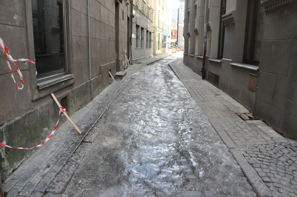 Обледенелый тротуар в центре Риги