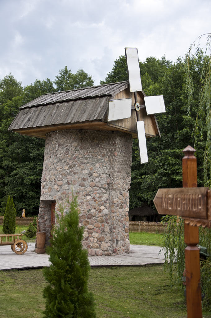 Ветряная мельница в резиденции Белорусского деда мороза