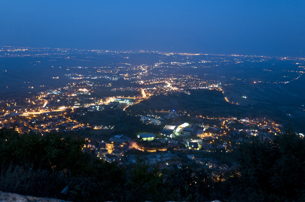 Вид из Сан Марино на вечернюю Италию