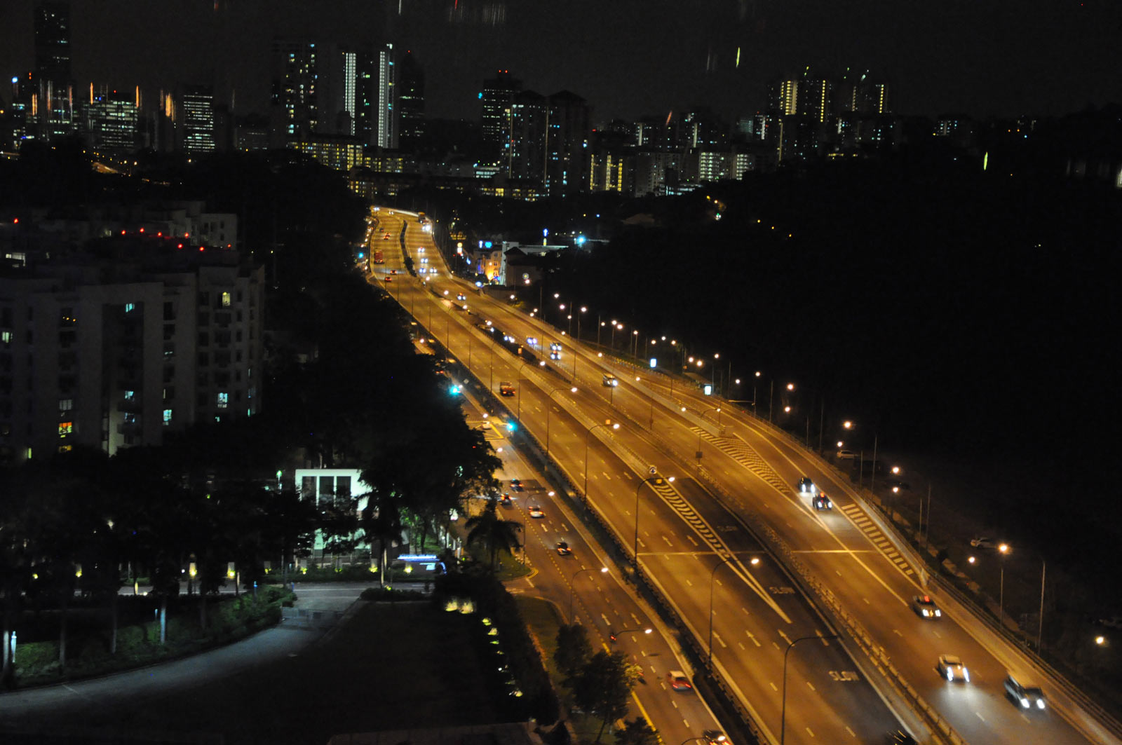 Вид с канатной дороги на ночной Сингапур