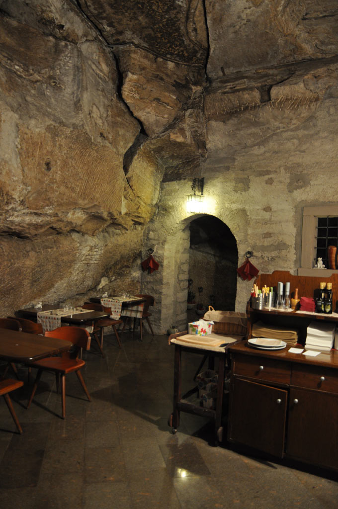 Ресторан в скале в Рива Дель Гарде