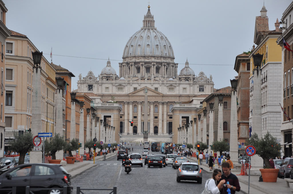 Вид на Ватикан и улицу Примирения