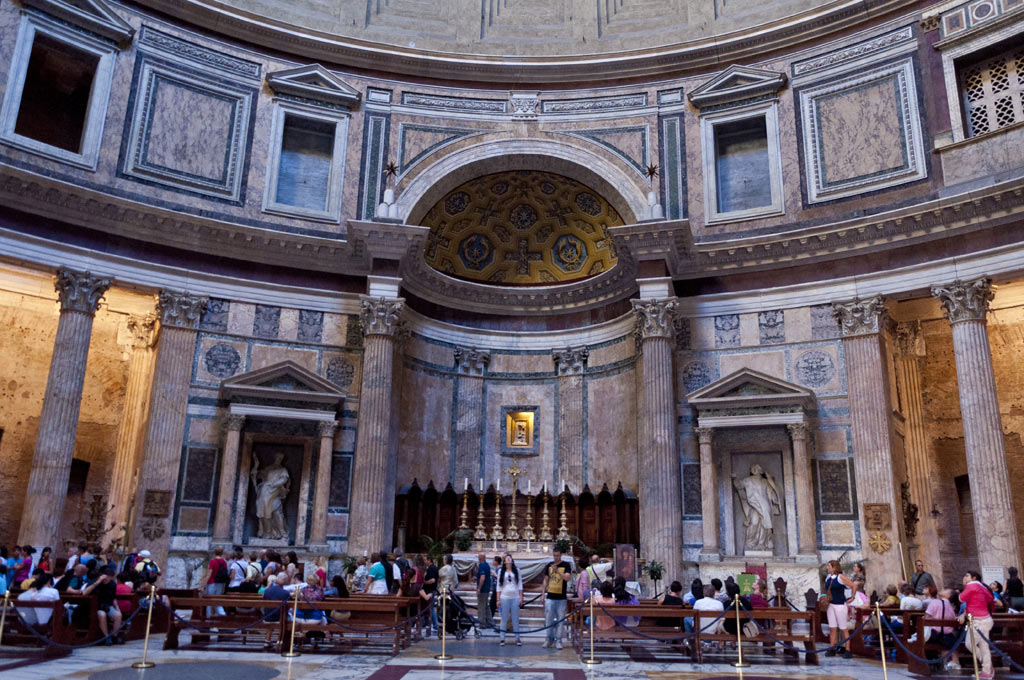Внутри Римского Пантеона