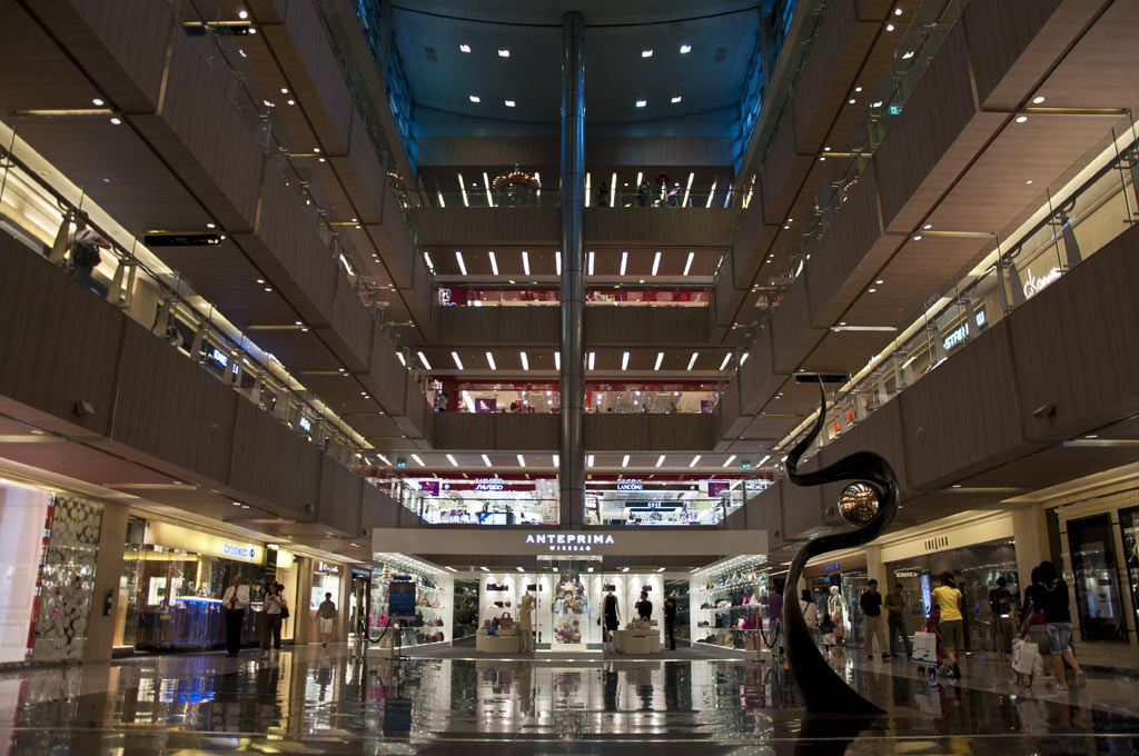 Внутри торгового центра Парагон в Сингапуре