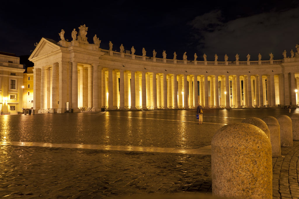 Колоннада вокруг площади Святого Петра в Ватикане