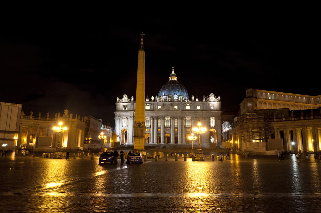 Пустая площадь Святого Петра в Ватикане