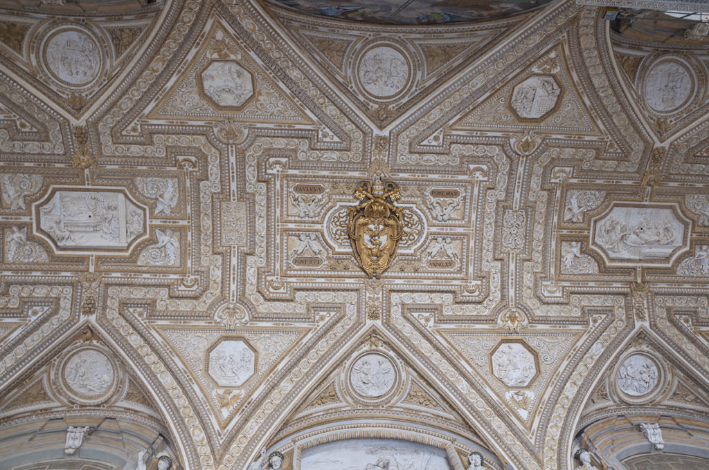 Потолок в Соборе Святого Петра в Ватикане
