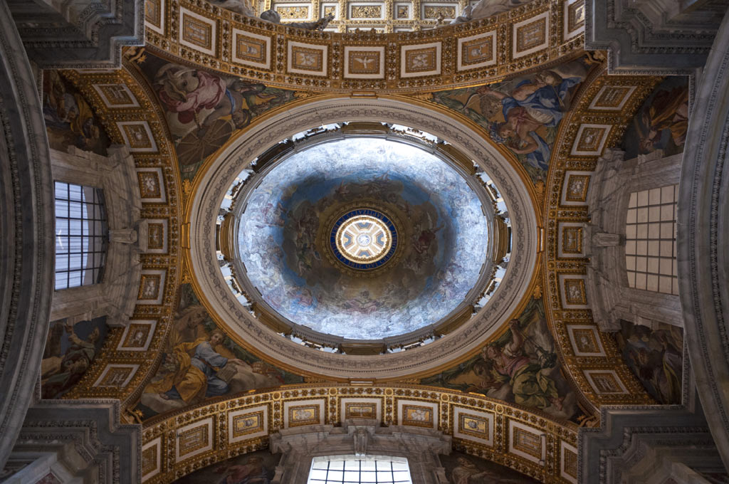 Внутри Собора Святого Петра в Ватикане