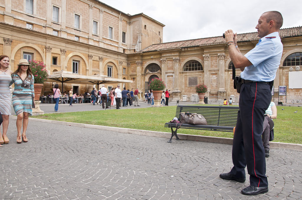 Полицейские фотографируют туристов в Ватикане (лучше бы жуликов ловили :))