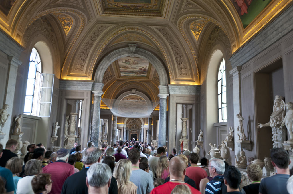 Толпа туристов в Ватикане