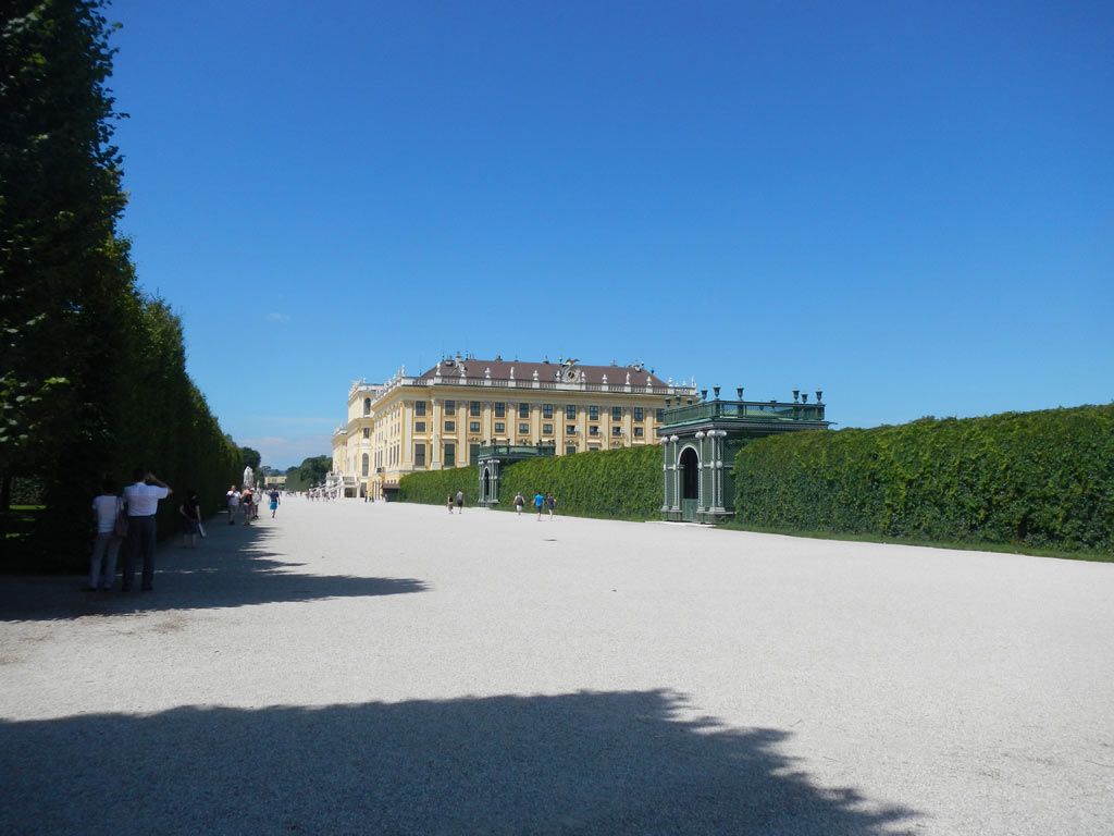 Вход в Шонбруннский дворец