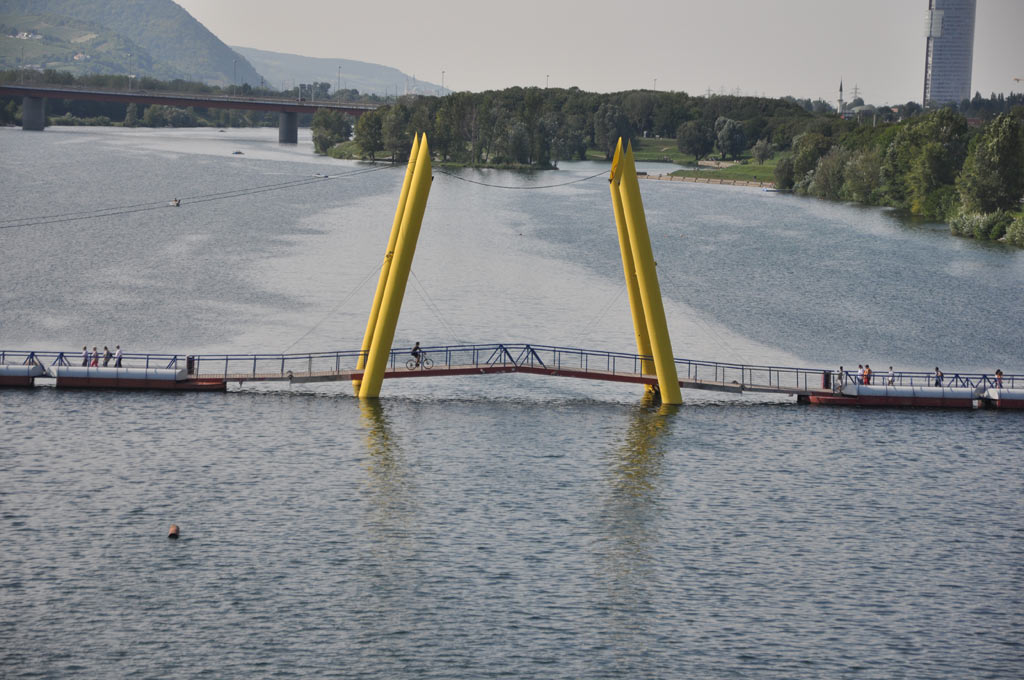 Пешеходно-велосипедный мост через Дунай
