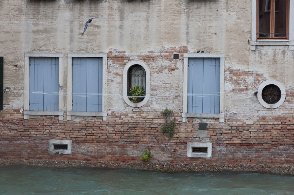 Обшарпанные здания Венеции