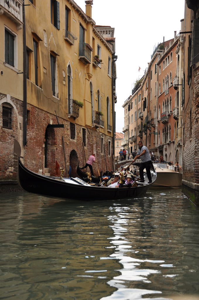 Гондольеры на каналах в Венеции