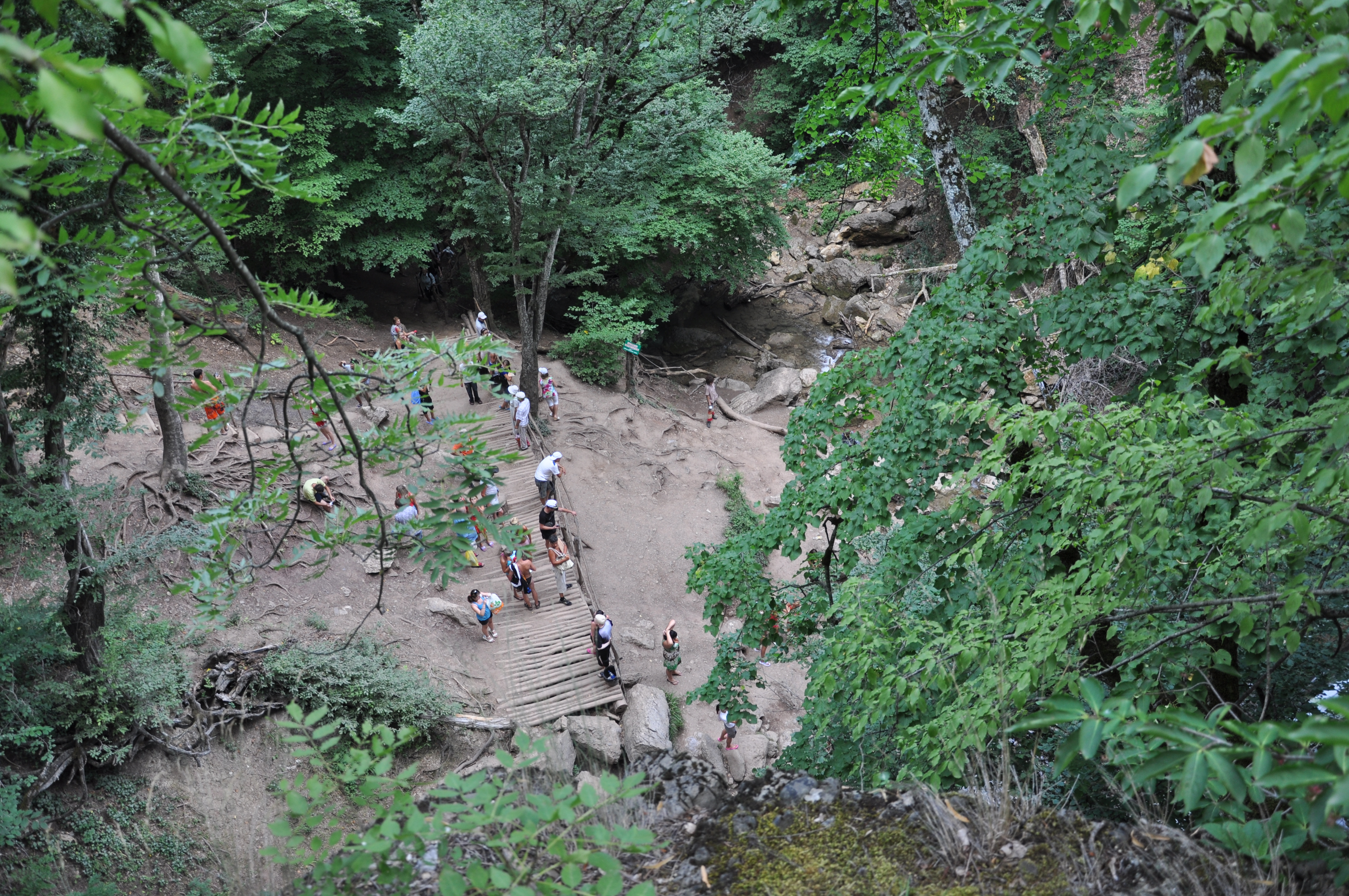 Туристы у водопада Джур-джур