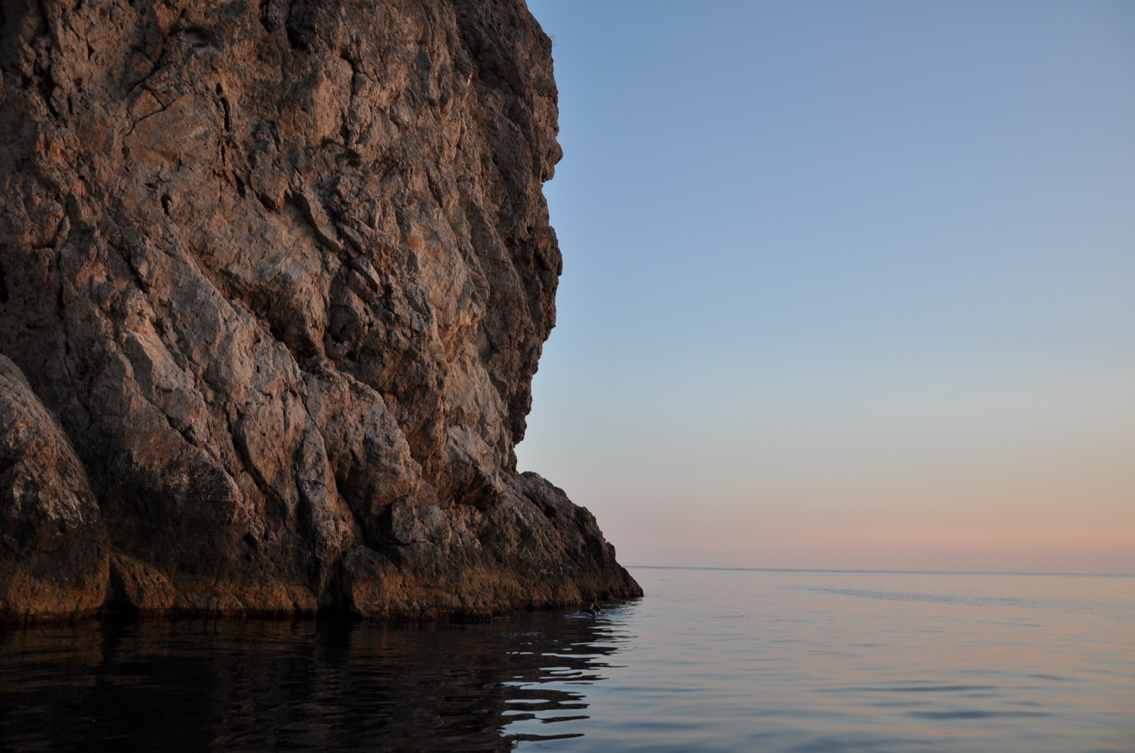Обрывистая скала в Черном море