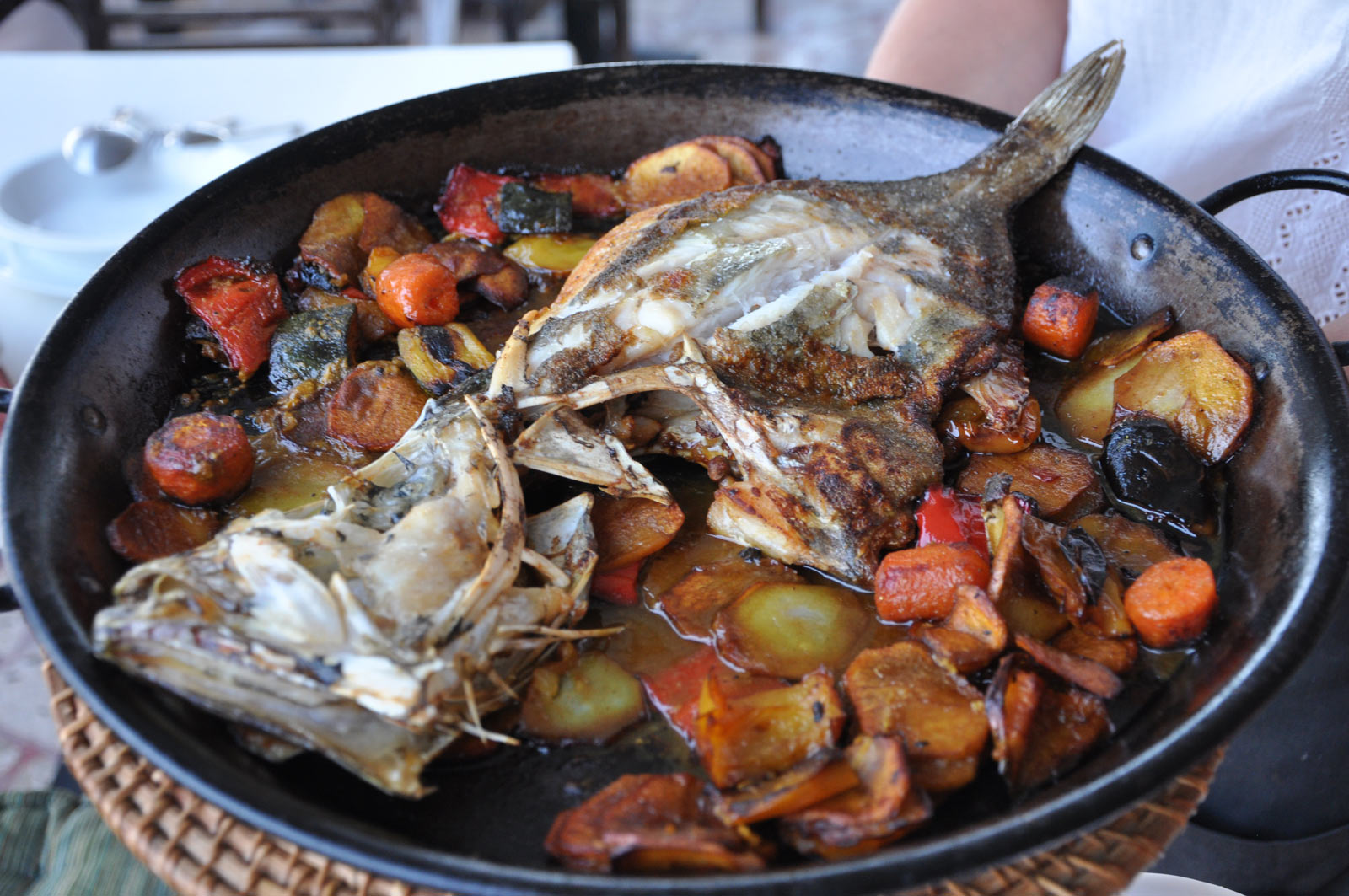 Рыба с овощами в ресторане на Ибице